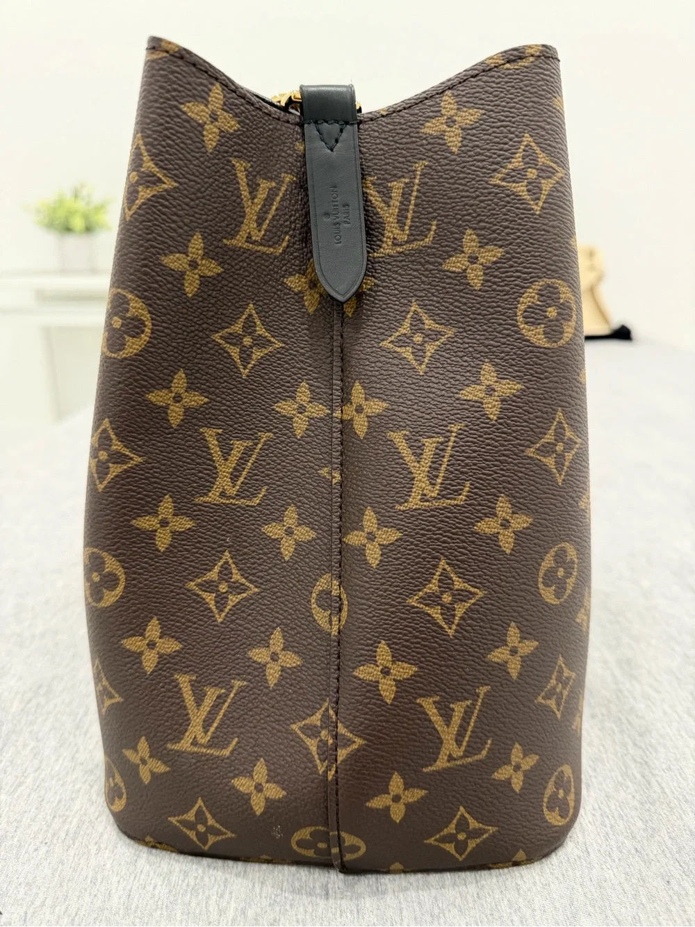 NEO NOE MM Louis Vuitton Monogram Canvas Bucket Shoulder Bag in Brown and Gold